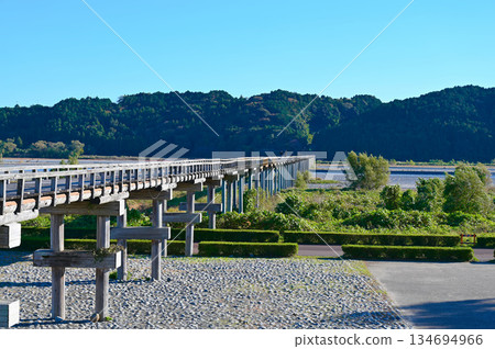 島田市的蓬萊橋，是全世界最長的木製人行橋。 134694966