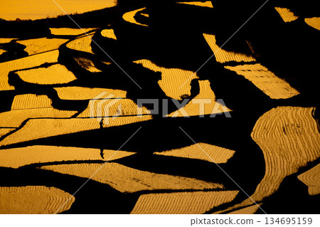 濱之浦：環顧四周，夕陽染紅了梯田。 134695159