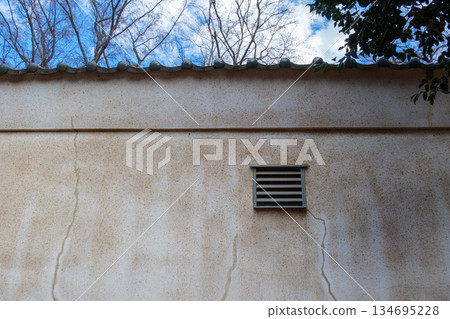 倉庫的白牆 134695228