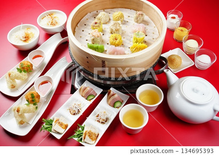 Chinese dim sum course meal 134695393
