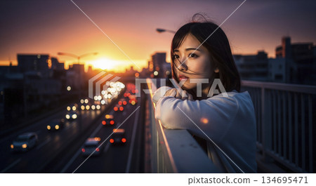 一位女子從樓頂向外眺望。 134695471