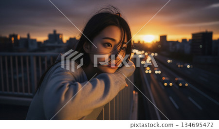 一位女子從樓頂向外眺望。 134695472