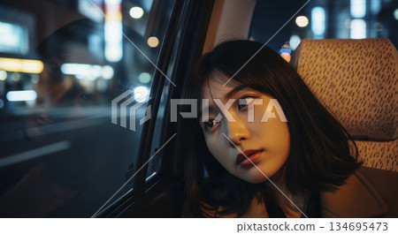 從計程車車窗望出去的城市景色 134695473