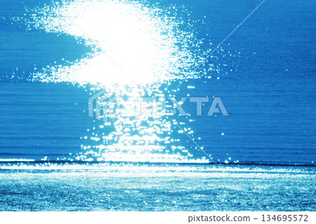海面的光芒 134695572