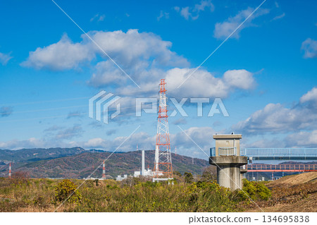 大阪府枚方市，冬季乾涸的淀川河床 134695838