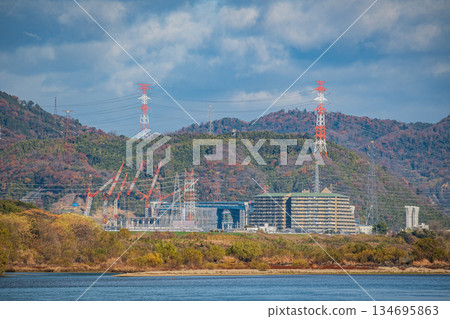 Winter scenery of the Yodo River, Takatsuki City, Osaka Prefecture 134695863