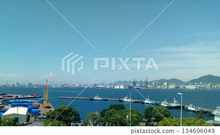 從港口班輪的舷窗眺望神戶港 從港口班輪的舷窗眺望神戶港 134696049