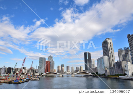 晴朗的日子裡,隅田川兩岸高聳入雲的摩天大樓盡收眼底。 晴朗的日子裡,隅田川兩岸高聳入雲的摩天大樓盡收眼底。 134696067