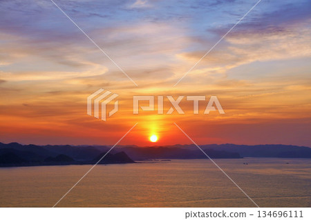 The sea and the dawn sun in Kamogawa City, Chiba Prefecture 134696111