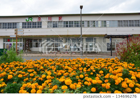 從JR北海道函館本線瀧川站到深川站的普通列車車窗外看到的景色（2023年夏季陰天） 134696276