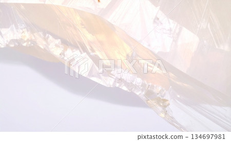 適用於化妝品、婚禮等的時尚圖片。特寫鏡頭展現了閃閃發光的全息寶石背景。 134697981