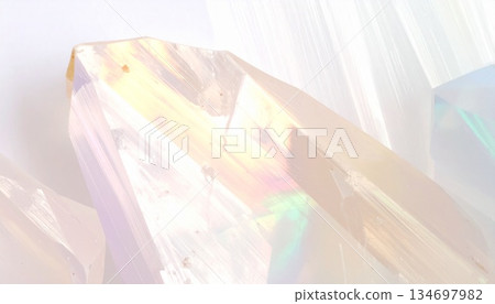 適用於化妝品、婚禮等的時尚圖片。特寫鏡頭展現了閃閃發光的全息寶石背景。 134697982