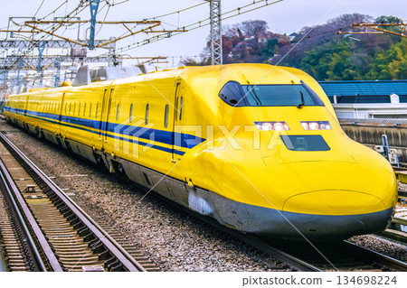 日本橫濱市景。 「黃博士號」列車駛近新橫濱站。當它駛入一條直線時，優美的身形逐漸清晰起來。 134698224