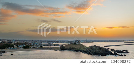 傍晚時分，從空中俯瞰青森縣八戶市的羽島和天空。 134698272