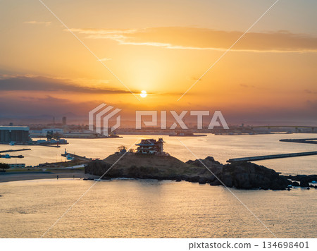 傍晚時分，從空中俯瞰青森縣八戶市的羽島和天空。 134698401