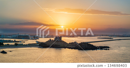 傍晚時分,從空中俯瞰青森縣八戶市的羽島和天空。 傍晚時分,從空中俯瞰青森縣八戶市的羽島和天空。 134698403