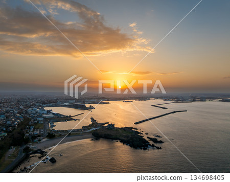 傍晚時分,從空中俯瞰青森縣八戶市的羽島和天空。 傍晚時分,從空中俯瞰青森縣八戶市的羽島和天空。 134698405