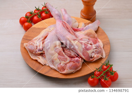 注意:這是生的、未經烹調的肉。尚未烤製。烤雞底料、帶骨雞腿肉、雞肉、雞肉。 注意:這是生的、未經烹調的肉。尚未烤製。烤雞底料、帶骨雞腿肉、雞肉、雞肉。 134698791