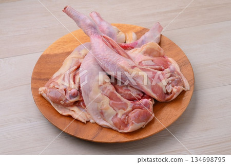 注意：這是生的、未經烹調的肉。尚未烤製。烤雞底料、帶骨雞腿肉、雞肉、雞肉。 134698795