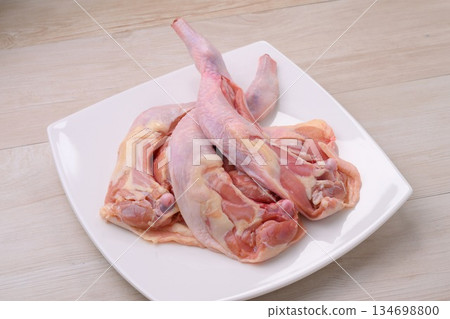 注意：這是生的、未經烹調的肉。尚未烤製。烤雞底料、帶骨雞腿肉、雞肉、雞肉。 134698800