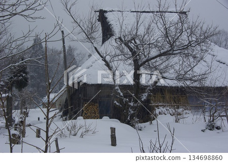 The Arihara district of Takashima City, Shiga Prefecture, is a heavy snow area, making snow removal and shoveling difficult. 134698860