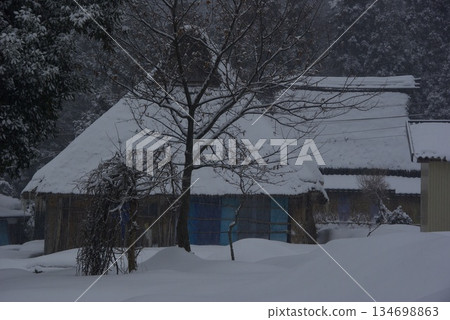 滋賀縣高島市有原地區是降雪量大的地區,因此除雪和鏟雪工作十分困難。 滋賀縣高島市有原地區是降雪量大的地區,因此除雪和鏟雪工作十分困難。 134698863