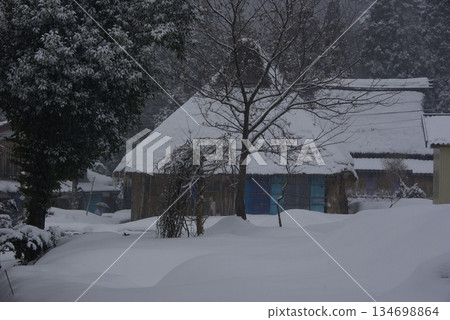 滋賀縣高島市有原地區是降雪量大的地區,因此除雪和鏟雪工作十分困難。 滋賀縣高島市有原地區是降雪量大的地區,因此除雪和鏟雪工作十分困難。 134698864