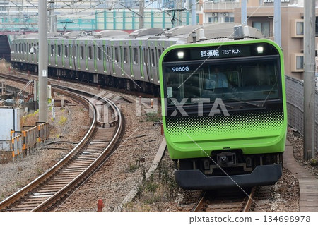 E235系列0 Tou 45列車組在山手線上試運行 134698978