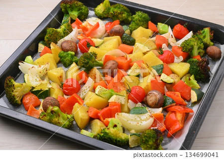 Grilled vegetables, oven dishes, potatoes, carrots, peppers, broccoli, mushrooms, cherry tomatoes. Grilled vegetables, oven dishes, potatoes, carrots, peppers, broccoli, mushrooms, cherry tomatoes. 134699041