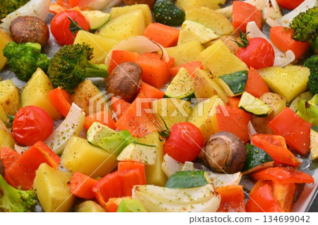 Grilled vegetables, oven dishes, potatoes, carrots, peppers, broccoli, mushrooms, cherry tomatoes. Grilled vegetables, oven dishes, potatoes, carrots, peppers, broccoli, mushrooms, cherry tomatoes. 134699042