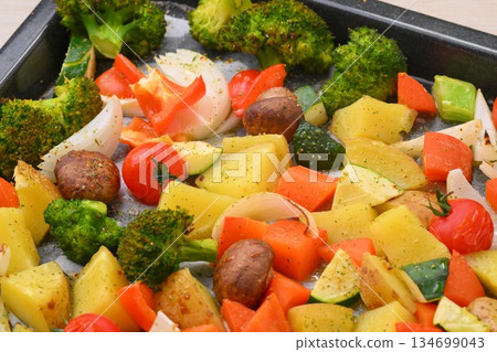 Grilled vegetables, oven dishes, potatoes, carrots, peppers, broccoli, mushrooms, cherry tomatoes. Grilled vegetables, oven dishes, potatoes, carrots, peppers, broccoli, mushrooms, cherry tomatoes. 134699043