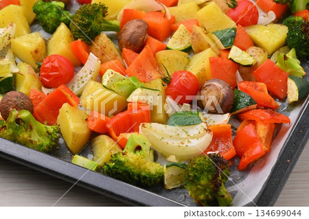 Grilled vegetables, oven dishes, potatoes, carrots, peppers, broccoli, mushrooms, cherry tomatoes. Grilled vegetables, oven dishes, potatoes, carrots, peppers, broccoli, mushrooms, cherry tomatoes. 134699044