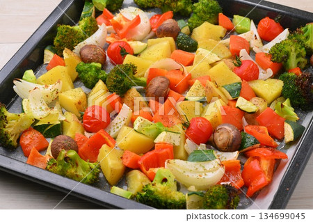 Grilled vegetables, oven dishes, potatoes, carrots, peppers, broccoli, mushrooms, cherry tomatoes. Grilled vegetables, oven dishes, potatoes, carrots, peppers, broccoli, mushrooms, cherry tomatoes. 134699045