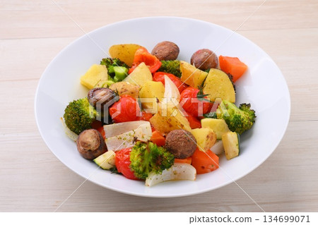 Grilled vegetables, oven dishes, potatoes, carrots, peppers, broccoli, mushrooms, cherry tomatoes. Grilled vegetables, oven dishes, potatoes, carrots, peppers, broccoli, mushrooms, cherry tomatoes. 134699071