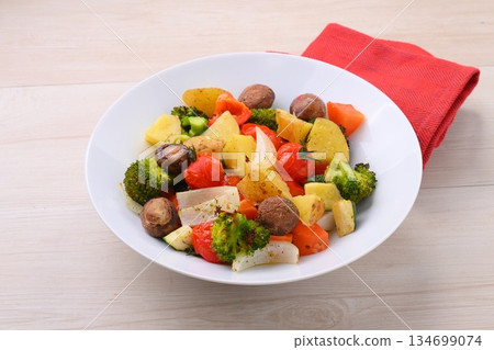 Grilled vegetables, oven dishes, potatoes, carrots, peppers, broccoli, mushrooms, cherry tomatoes. 134699074