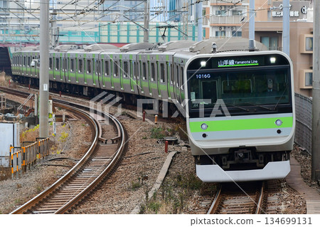 E235系列0型Tou 44列車,為慶祝山手線循環營運100週年,採用205系列風格塗裝。 E235系列0型Tou 44列車,為慶祝山手線循環營運100週年,採用205系列風格塗裝。 134699131