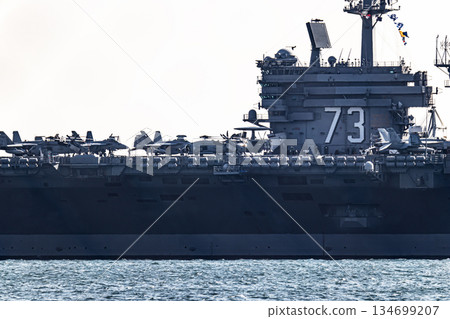 美國海軍核動力航空母艦「喬治華盛頓號」從神奈川縣橫須賀海軍基地出發,駛過東京灣的浦賀海峽。 美國海軍核動力航空母艦「喬治華盛頓號」從神奈川縣橫須賀海軍基地出發,駛過東京灣的浦賀海峽。 134699207