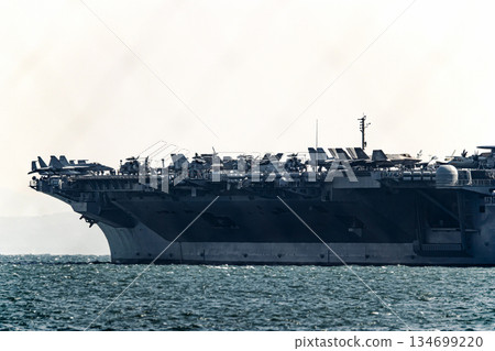 美國海軍核動力航空母艦「喬治華盛頓號」從神奈川縣橫須賀海軍基地出發，駛過東京灣的浦賀海峽。 134699220