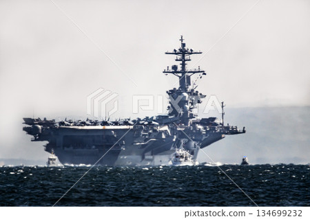 美國海軍核動力航空母艦「喬治華盛頓號」從神奈川縣橫須賀海軍基地出發，駛過東京灣的浦賀海峽。 134699232