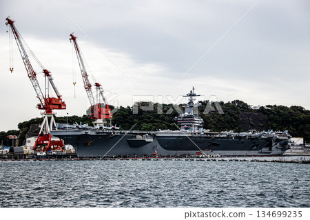 美國海軍「喬治華盛頓號」航空母艦是一艘核動力航空母艦，艦上搭載有戰鬥機，目前停泊在神奈川縣橫須賀海軍基地。 134699235