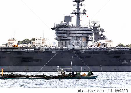 美國海軍核動力航空母艦「喬治華盛頓號」從神奈川縣橫須賀海軍基地出發，駛過東京灣的浦賀海峽。 134699253