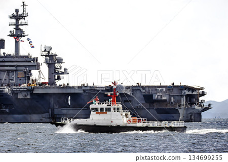 美國海軍核動力航空母艦「喬治華盛頓號」從神奈川縣橫須賀海軍基地出發，駛過東京灣的浦賀海峽。 134699255