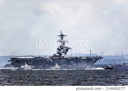 美國海軍核動力航空母艦「喬治華盛頓號」從神奈川縣橫須賀海軍基地出發，駛過東京灣的浦賀海峽。 134699277