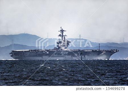 美國海軍核動力航空母艦「喬治華盛頓號」從神奈川縣橫須賀海軍基地出發,駛過東京灣的浦賀海峽。 美國海軍核動力航空母艦「喬治華盛頓號」從神奈川縣橫須賀海軍基地出發,駛過東京灣的浦賀海峽。 134699278