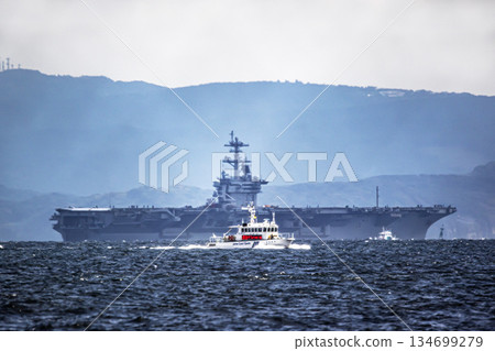 美國海軍核動力航空母艦「喬治華盛頓號」從神奈川縣橫須賀海軍基地出發,駛過東京灣的浦賀海峽。 美國海軍核動力航空母艦「喬治華盛頓號」從神奈川縣橫須賀海軍基地出發,駛過東京灣的浦賀海峽。 134699279