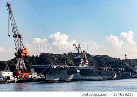 美國海軍核動力航空母艦「喬治華盛頓號」停靠在神奈川縣橫須賀海軍基地進行維修和補給。 134699285