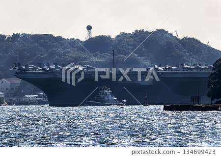 美國海軍核動力航空母艦「喬治華盛頓號」從神奈川縣橫須賀海軍基地出發,駛過東京灣的浦賀海峽。 美國海軍核動力航空母艦「喬治華盛頓號」從神奈川縣橫須賀海軍基地出發,駛過東京灣的浦賀海峽。 134699423