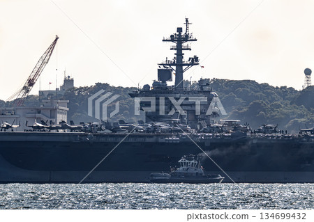 美國海軍核動力航空母艦「喬治華盛頓號」從神奈川縣橫須賀海軍基地出發,駛過東京灣的浦賀海峽。 美國海軍核動力航空母艦「喬治華盛頓號」從神奈川縣橫須賀海軍基地出發,駛過東京灣的浦賀海峽。 134699432