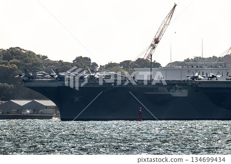 美國海軍核動力航空母艦「喬治華盛頓號」從神奈川縣橫須賀海軍基地出發,駛過東京灣的浦賀海峽。 美國海軍核動力航空母艦「喬治華盛頓號」從神奈川縣橫須賀海軍基地出發,駛過東京灣的浦賀海峽。 134699434