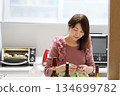 在廚房做飯的女人 134699782